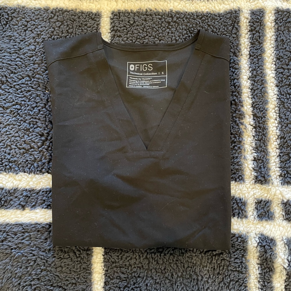 Black FIGS 2 pocket scrub top